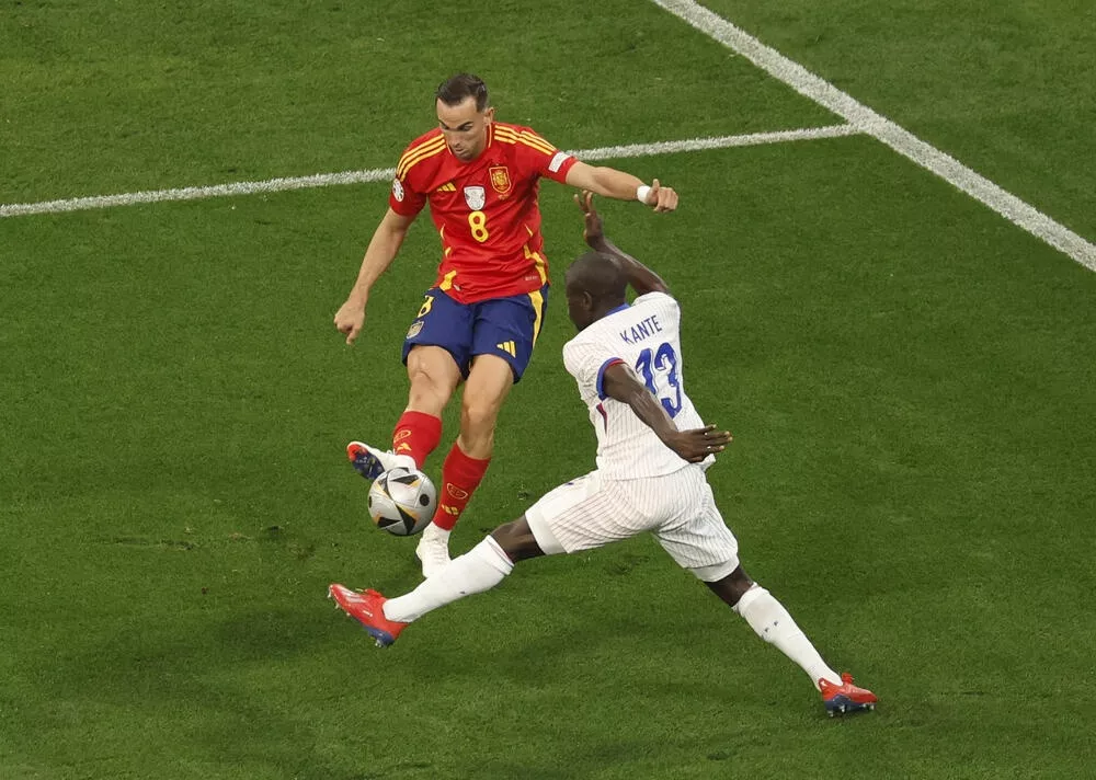 Кто лучший опорный полузащитник