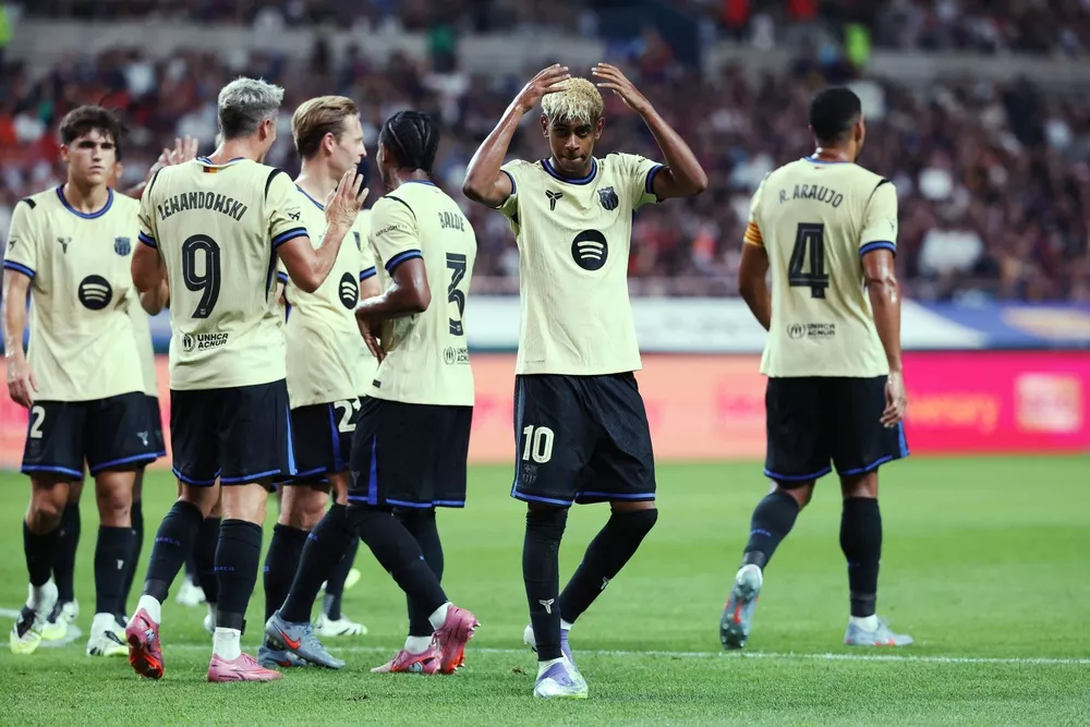 Поведение Ямаля на поле Корона Ямаля