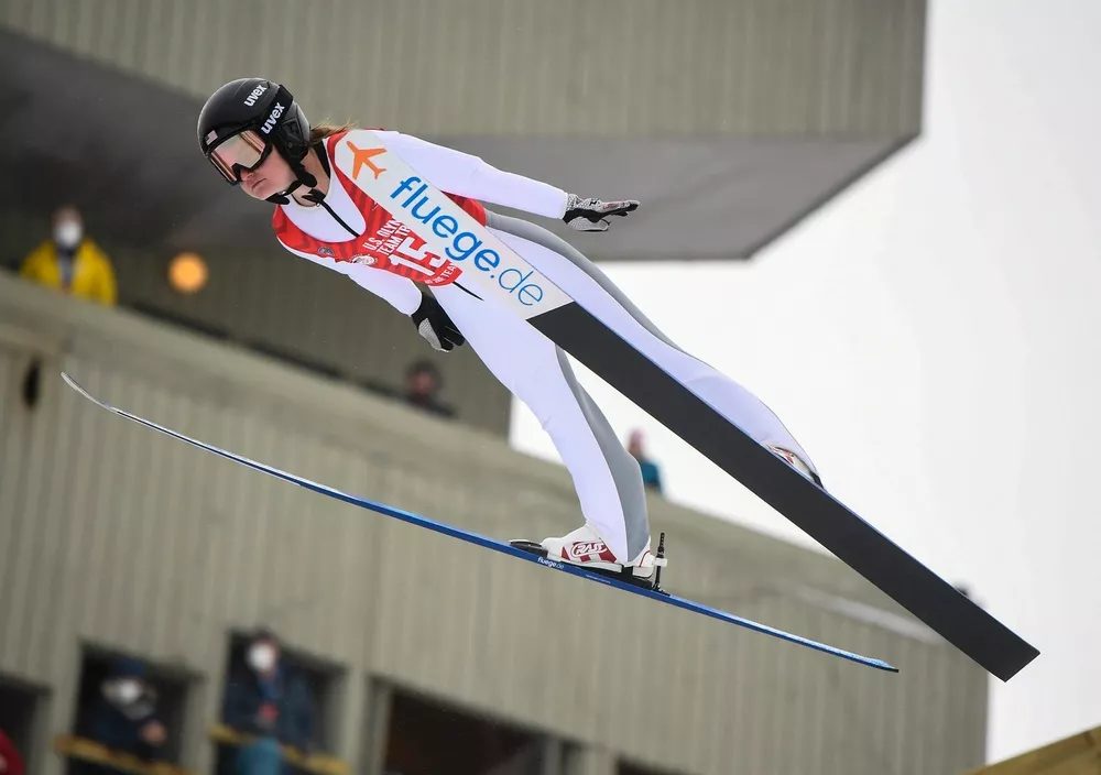 Женские прыжки с большого трамплина