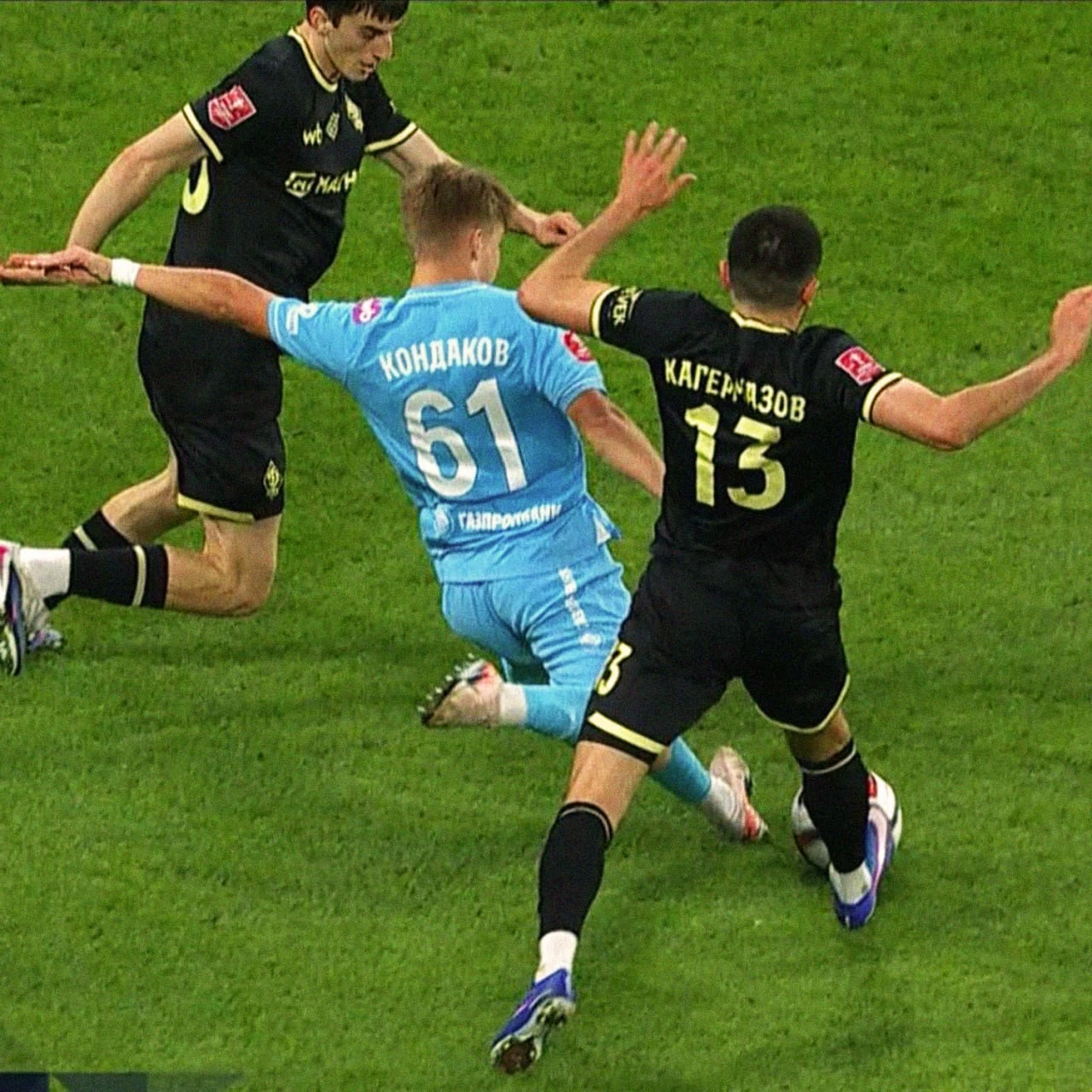 Момент, за который назначили пенальти в матче Зенит – Динамо Махачкала