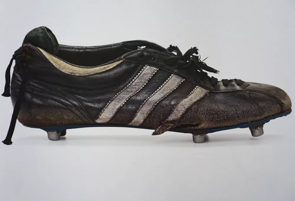 Первые бутсы со съемными шипами