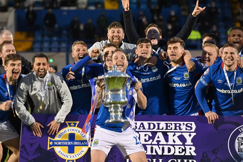 «Линфилд» (Северная Ирландия, 117 титулов)