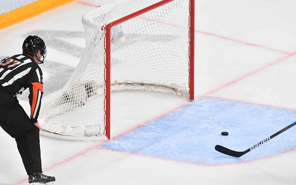 Когда и зачем в хоккее снимают вратаря