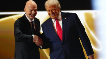 Трамп заявил, что не знал, что означает красная карточка в футболе Трамп заявил, что не знал, что означает красная карточка в футболе