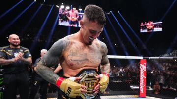 Том Аспиналл с чемпионским поясом UFC